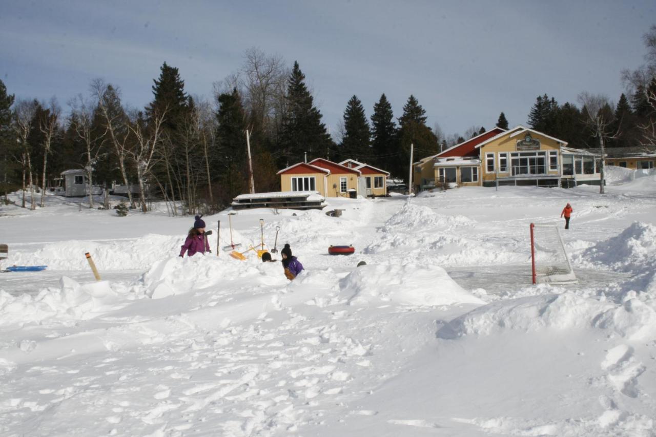 Auberge Et Chalets Sur Le Lac Lac-Mégantic Exteriör bild